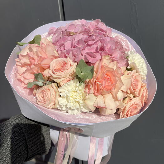 Букет в нежных оттенках с гортензией