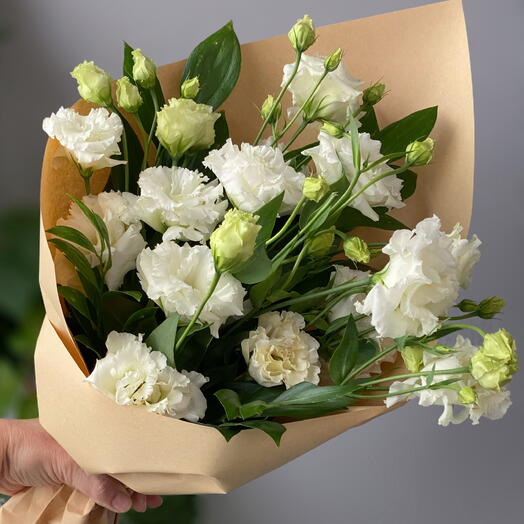 White Bohemian Lisianthus, букет из эустом в крафте