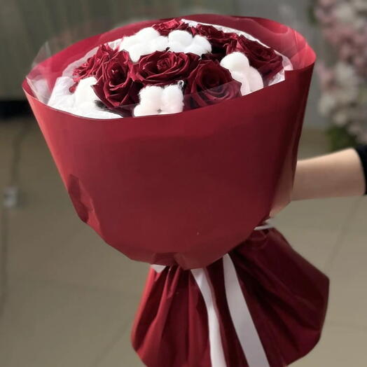 Алые розы с хлопком