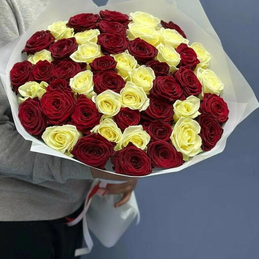51 роза в упаковке