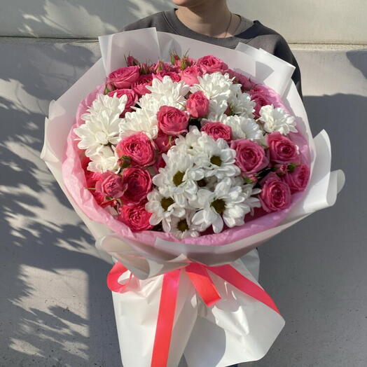 Яркое восполнение 💖 воздушный Дуо букет из ромашковидных хризантем и кустовых роз