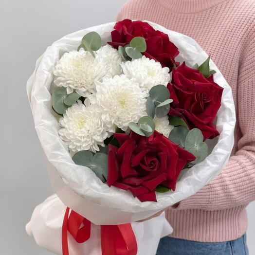 Букет из хризантемы, красной французской розы и эвкалипта🌹
