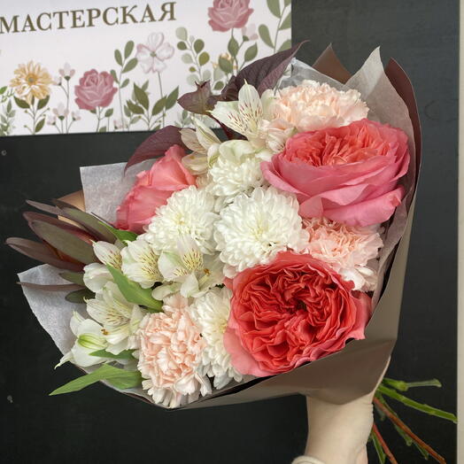 Осенний букет с пионовидной розой, хризантемой, диантусом и сафари