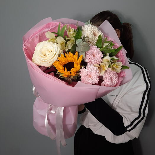 Букет из кустовых хризантем, альстромерии, подсолнуха и розы Эквадор