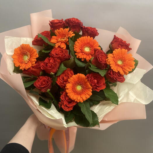 Яркий букет с розами и герберами🧡