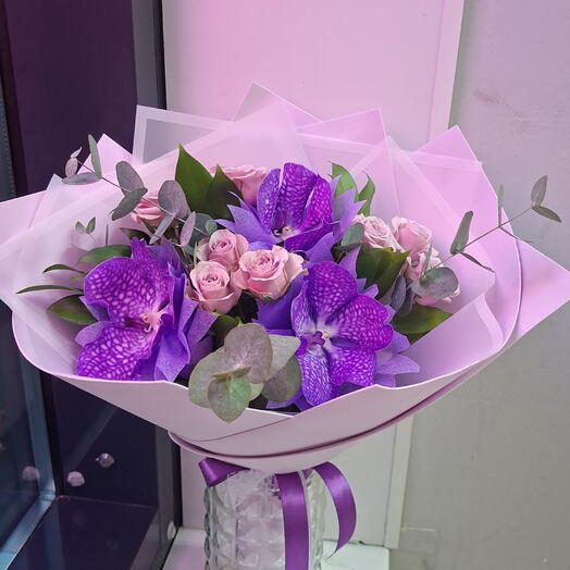 Таинственный 💜Букет из орхидеи и кустовой розы,с эвкалиптом и рускусом