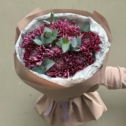 Burgundy chrysanthemums bigudi