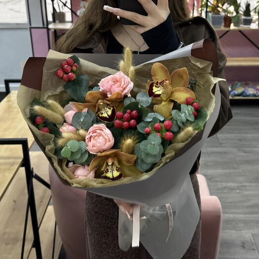 Букет орхидей, кустовой пионовидной розы , гиперикума  , эвкалипта и сухоцветов