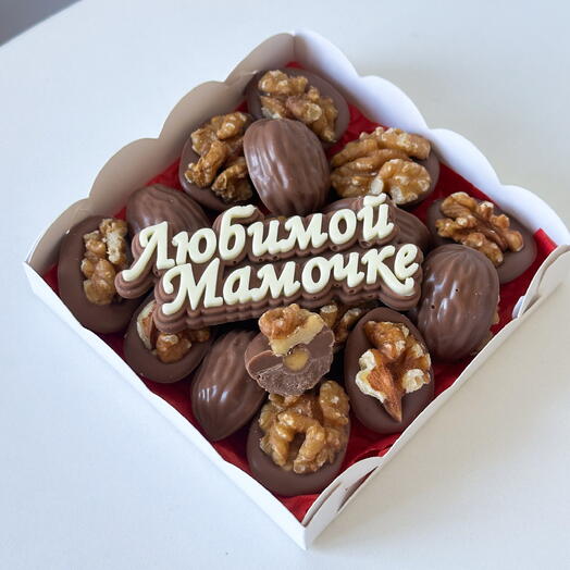 Грецкие орешки с молочном шоколаде с арахисовой пастой «Любимой мамочке», 200 гр