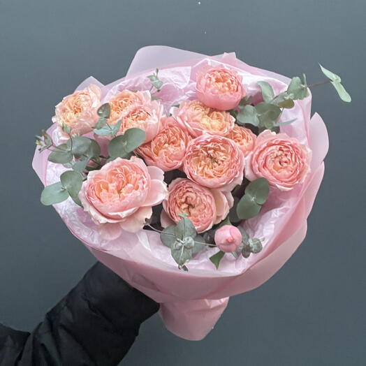 Букет из персиковых кустовых роз и эвкалипта