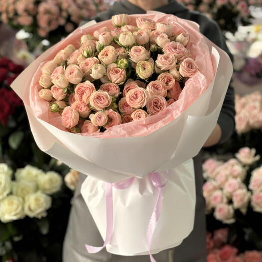 Romance — мега-пышный авторский монобукет из отборных кустовых пионовидных роз