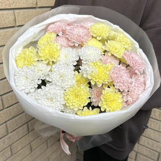 Букет из разноцветной кустовой хризантемы