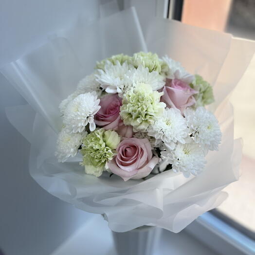 Букет из роз, хризантем и Dianthus