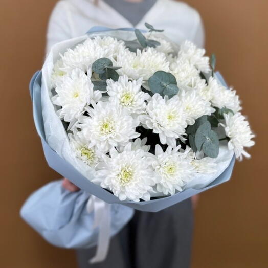 Букет из белых хризантем и эвкалипта