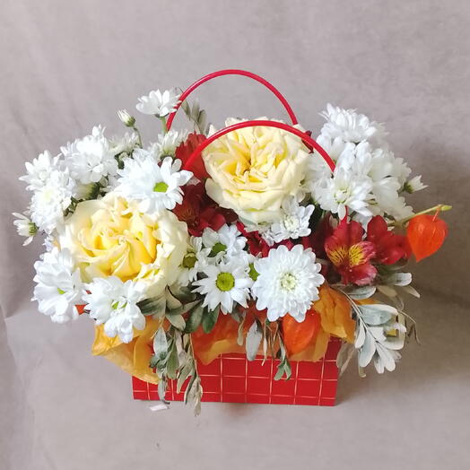 Композиция с физалисом, хризантемой и розами