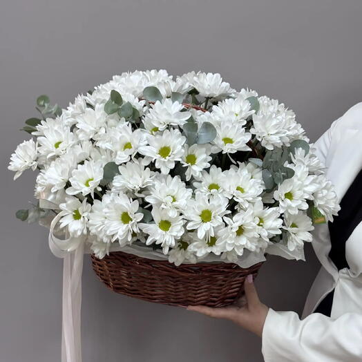 Цветы в корзине из 19 белых хризантем и эвкалипта