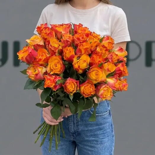 35 роз оранжево-красных Африка