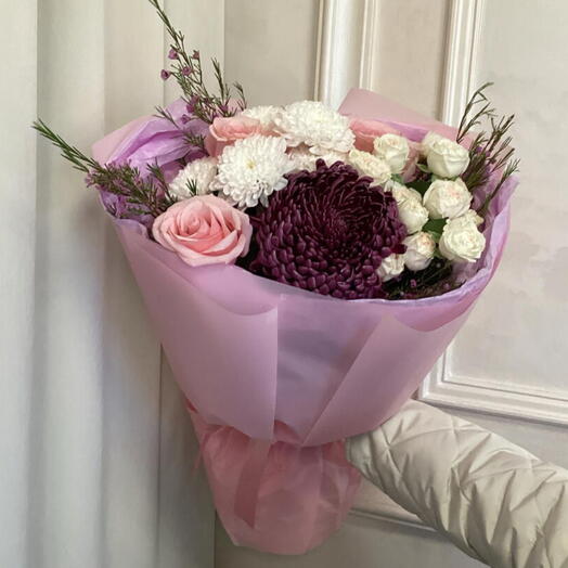 Букет из хризантем бигуди, кустовых роз, кустовых хризантем и одноголовых роз