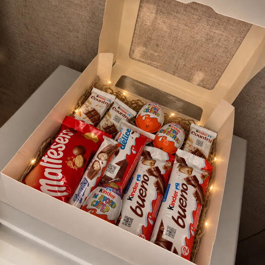 Большой подарочный бокс Kinder и Maltesers с гирляндой «Волшебный момент»