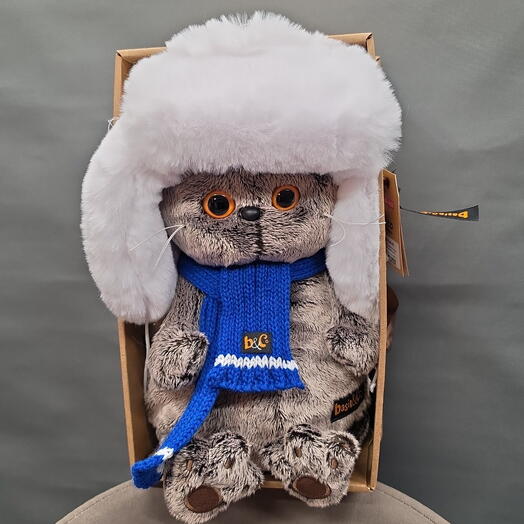 Игрушка кот басик в белой меховой шапке