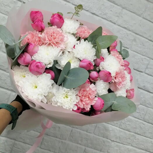 Букет из хризантем и пионовидных кустовых роз