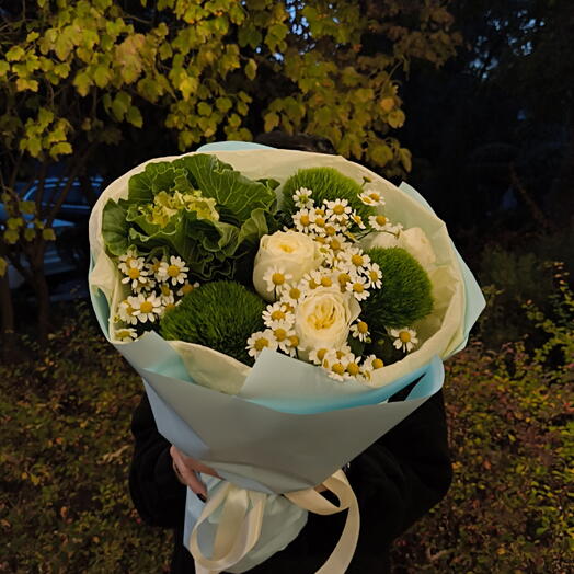Букет с ромашками, брассикой и гвоздикой