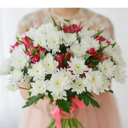 A bouquet of white chrysanthemums and alstromerias