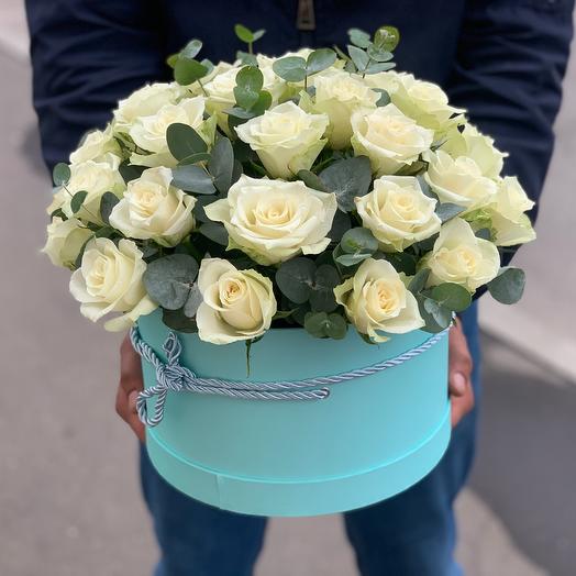 Белые розы в коробке