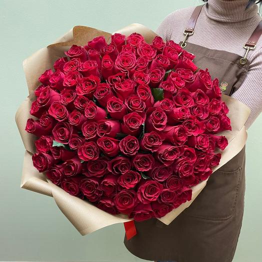 101 rosas rojas en la elaboración