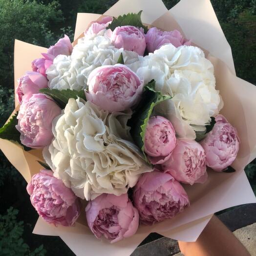 Bouquet of peonies with hydrangea