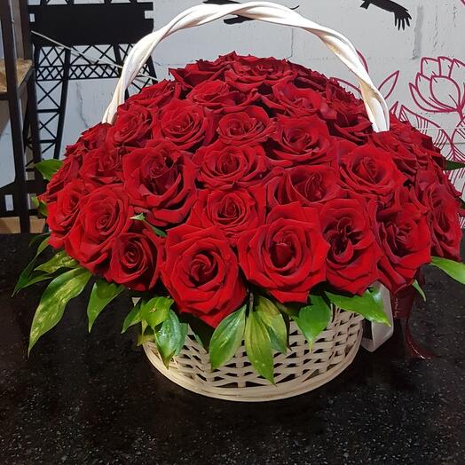 Корзина с алыми розами