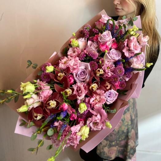 Bright oval bouquet