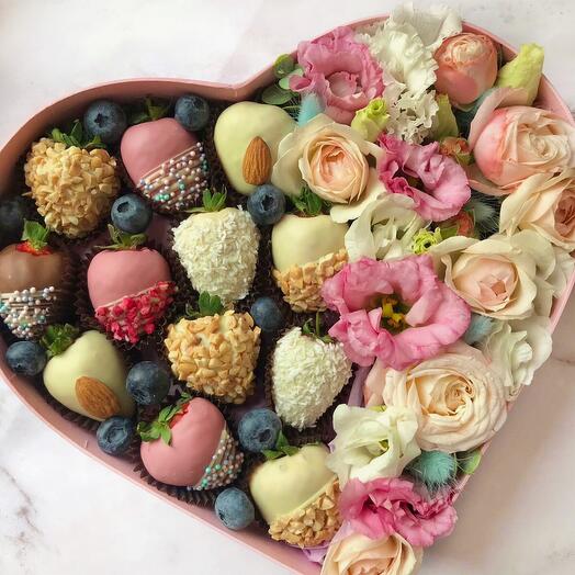 Peonía. rosas y eustoma con fresas cubiertas de chocolate