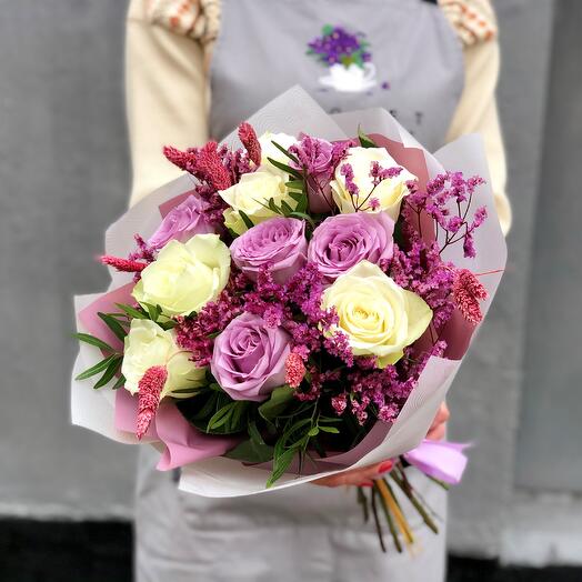 Букет роз  с сухоцветами Пюрпл Лав