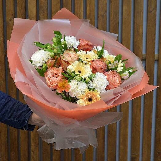 Ramo brillante y hermoso con rosas en forma de peonía