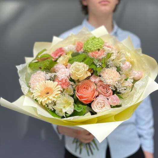 A chic bouquet for the recognition of the most tender feelings 🤩 a bouquet of exotics in a classic peach shade 🍑