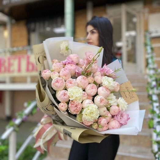 Букет из розовых роз и эустомы