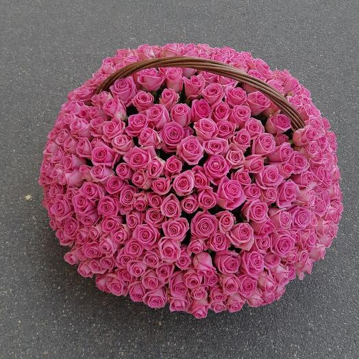 A large bouquet of 401 pink roses "Temptation" in a wicker basket