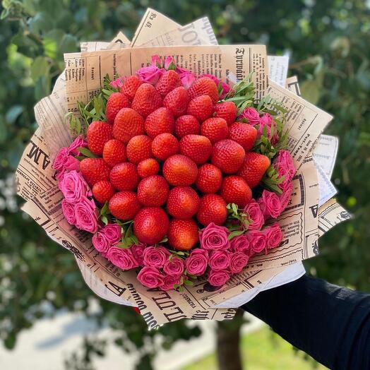 Букет с клубникой и розами