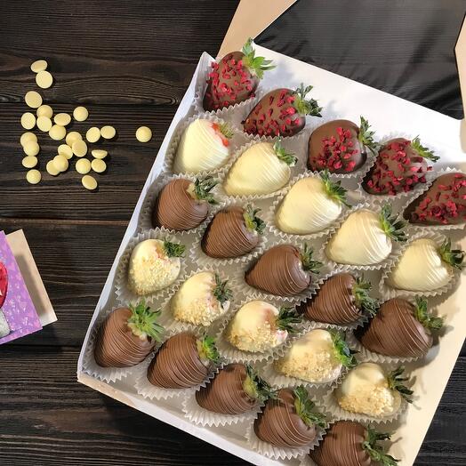 Set of chocolate-covered strawberries "Autumn whirlwind"