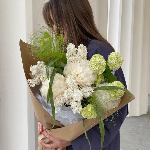 Букет с сиренью и белыми пионами - Весенний букет с доставкой