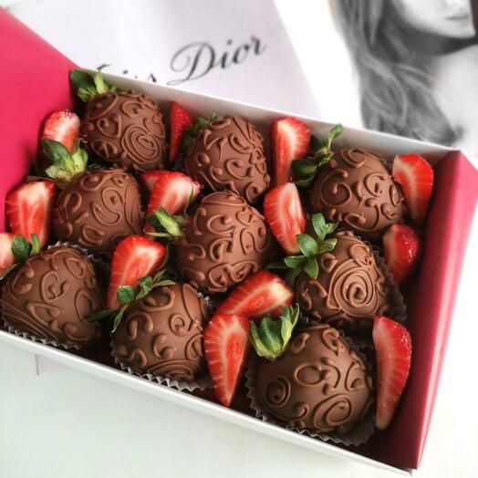 Box of strawberries in chocolate 9 pcs "Dior"