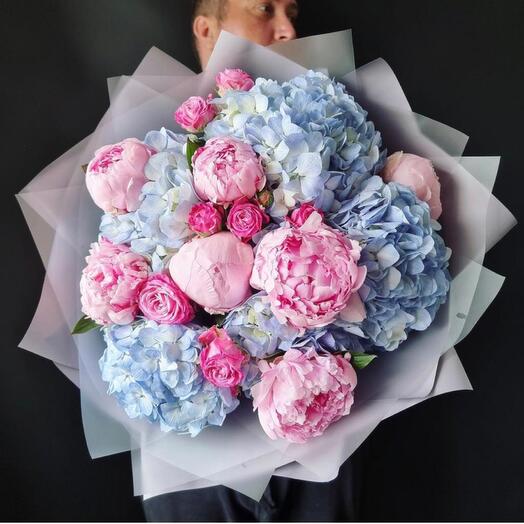 Elegante ramo de Peonías Aéreas, Hortensias y Rosas