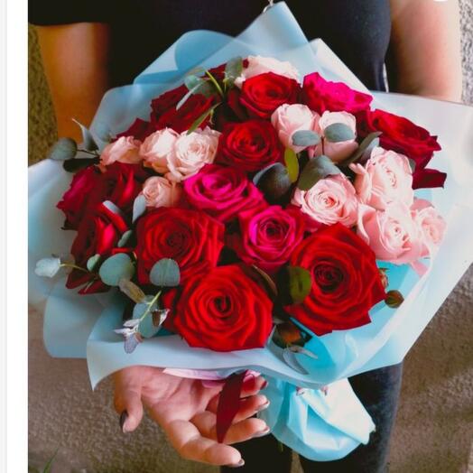 Bouquet of bush and large roses "Compliment to the Queen"