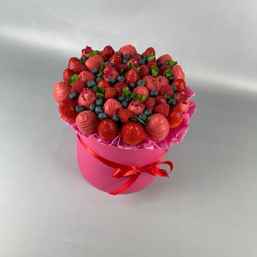 Красный яркий букет из клубники в шляпной коробке