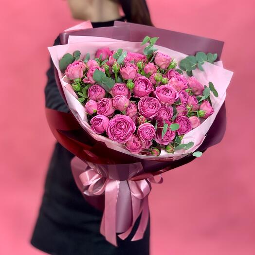 Stylish bouquet "Roses in eucalyptus"