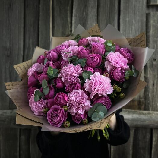 Ramo de rosas de peonía arbustiva y Dianthus en artesanía