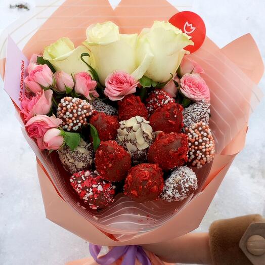 Букет из 🍓клубники в шоколаде и 🌹нежных роз