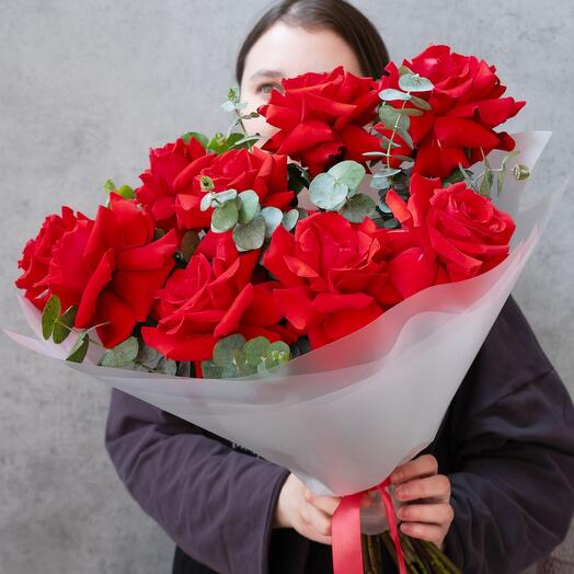 Brillante ramo de 9 rosas francesas Nina con eucalipto