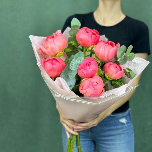 Monobucket made of Coral Charm peonies